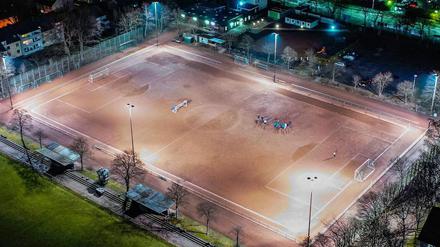 Spielabbruch auf dem Hartplatz. So dürfte es in Frankenthal ausgesehen haben.