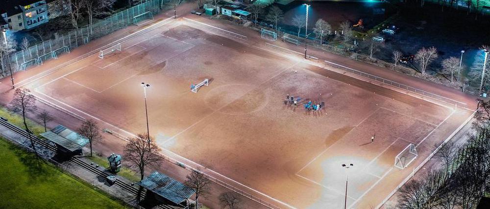 Spielabbruch auf dem Hartplatz. So dürfte es in Frankenthal ausgesehen haben.