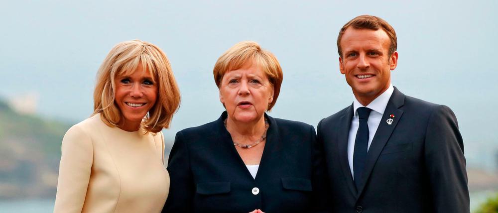 Der französische Präsident Emmanuel Macron und seine Frau Brigitte Macron (l.) mit Kanzlerin Angela Merkel.