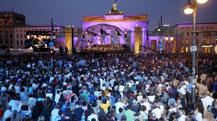 Die Berliner Philharmoniker waren ans Brandenburger Tor gekommen, um den Einstand ihres neuen Dirigenten zu feiern.