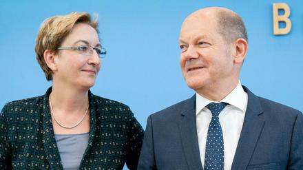 Der Bundesfinanzminister Olaf Scholz und die Brandenburger Landespolitikerin Klara Geywitz. 