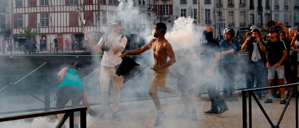 G7-Gegner liefern sich Straßenschlachten mit der Polizei.