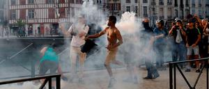 G7-Gegner liefern sich Straßenschlachten mit der Polizei.