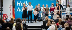Bühne frei. Einige Sieger des Schreibwettbewerbs mit den Tagesspiegel-Kinderreportern.