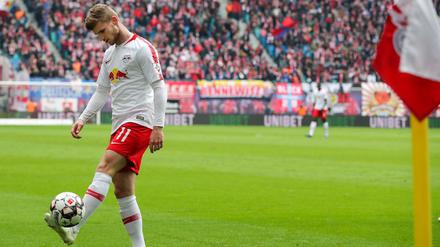 Balanceakt Zukunft: Timo Werner bleibt RB Leipzig erhalten – vorerst.