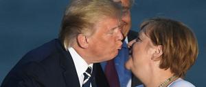 US-Präsident Donald Trump küsst Bundeskanzlerin Angela Merkel (CDU) zur Begrüßung beim G-7-Familienfoto.