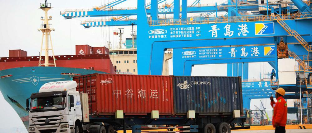Qingdao: In einem Hafen in Qingdao werden Container verladen.