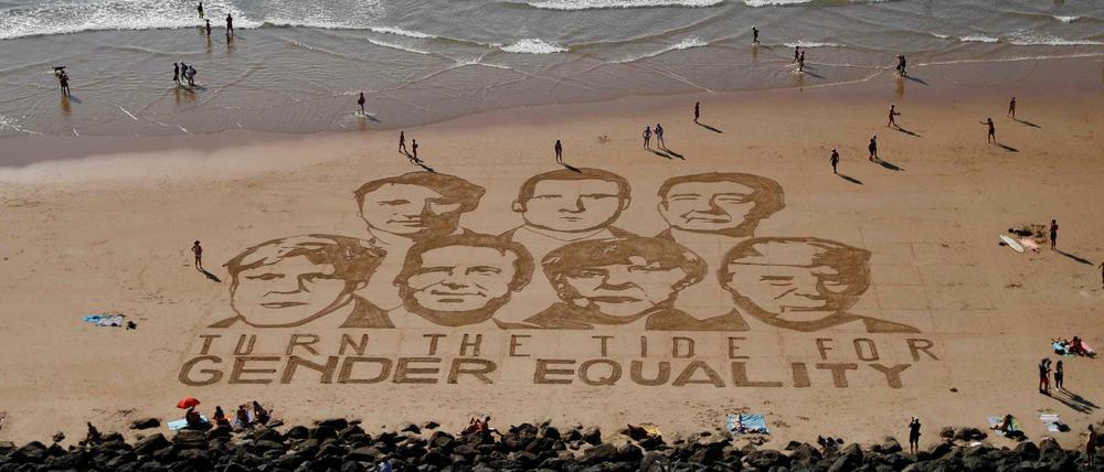 Die Konterfeis der G7-Führer im Sand von Biarritz