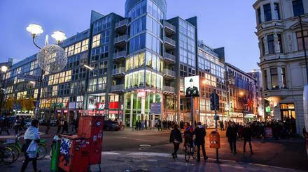 Der Checkpoint Charlie mit dem U-Bahnhof Kochstraße am Abend in der Dämmerung.