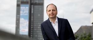 Ein Bild aus Wahlkampfzeiten 2017: Heilmann und eine Problem-Immobilie mit riesigem CDU-Plakat.