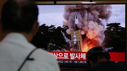 Passanten in Südkorea verfolgen eine Nachrichtensendung über einen Raketentest von Nordkorea. 