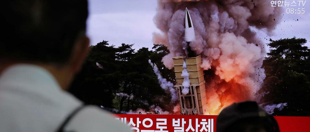 Passanten in Südkorea verfolgen eine Nachrichtensendung über einen Raketentest von Nordkorea.