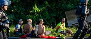 Verhaftete Demonstranten bei einem Protestmarsch gegen den G7-Gipfel