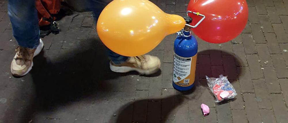 Ein Straßenhändler verkauft mit Lachgas gefüllte Luftballons 