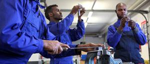 Als Fachkräfte benötigt: Flüchtlinge bei der Arbeit in einer Metallwerkstatt. 