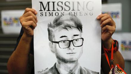 Ein Demonstrant in Hongkong hält ein Plakat mit dem Konterfei des zwischenzeitlich vermissten Simon Cheng. 