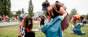 Auch Hiral Arora (li.), Studentin aus Indien, und Camila Wolfram, aus Brasilien stammende Studentin in Berlin, sammelten am Montag Müll im Mauerpark.