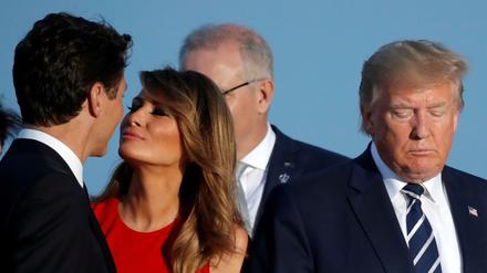 First Lady Melania Trump gibt Kanadas Premier Justin Trudeau einen Kuss. Gatte Donald scheints nicht zu freuen. 