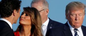First Lady Melania Trump gibt Kanadas Premier Justin Trudeau einen Kuss. Gatte Donald scheints nicht zu freuen. 