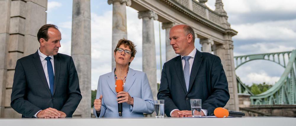 Bei einer Gedenkveranstaltung und Kranzniederlegung an der Glienicker Brücke signalisierten Wegner (r) und Kramp-Karrenbauer zuletzt Einigkeit.