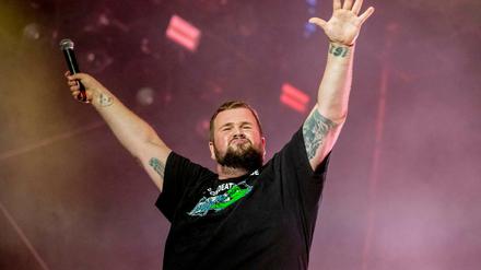 Jan "Monchi" Gorkow, der Frontmann von Feine Sahne Fischfilet, findet deutliche Worte gegen die Rechten aus seiner Heimat.