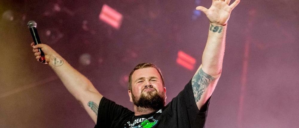 Jan "Monchi" Gorkow, der Frontmann von Feine Sahne Fischfilet, findet deutliche Worte gegen die Rechten aus seiner Heimat.