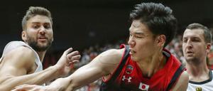 Unterlegen. Maxi Kleber (l.), Isaac Bonga (unten) und Paul Zipser (r.) verloren gegen Yudai Baba und die Japaner.