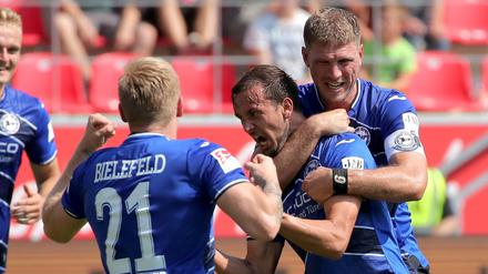 Vorrübergehend an der Spitze: Arminia Bielefeld freut sich über einen Auswärtssieg in Regensburg.