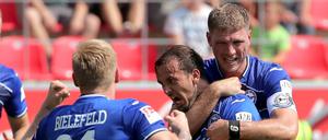 Vorrübergehend an der Spitze: Arminia Bielefeld freut sich über einen Auswärtssieg in Regensburg.