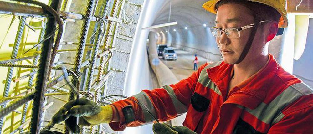 „Freundschaft aus Stahl.“ Ein chinesischer Arbeiter in einem Tunnel zwischen Serbien und Montenegro.