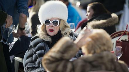 Pelzmantel-Trägerinnen bei einem Pferderennen in St. Moritz