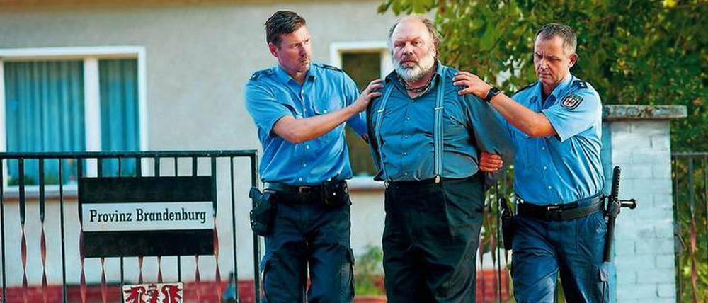 Der Reichsdeutsche. Nach Auflösung einer Geiselnahme wird Bernd Emil Jaschke (Waldemar Kobus, Mitte) von der Polizei abgeführt.