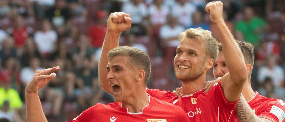 Da ist das Ding! Grischa Prömel (links) und Robert Andrich (rechts) jubeln mit Unions erstem Bundesliga-Torschützen Sebastian Andersson.