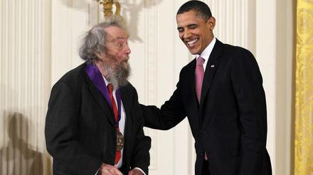 Letzte Anerkennung im Weißen Haus. Barack Obama verleiht Donald Hall eine National Medal of Arts (2010).