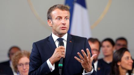 Emmanuel Macron spricht vor dem G7-Gipfel vor Unternehmenslenkern über den Klimaschutz.
