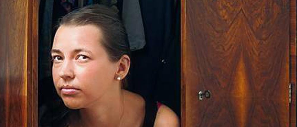 Passiver Protest gegen die Leistungsgesellschaft. Semotamovás Protagonistin zieht sich zurück - in einen Schrank.