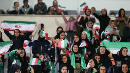 Ausgewähltes Publikum. Gegen Bolivien durften 2018 rund 100 Frauen ins Stadion von Teheran.