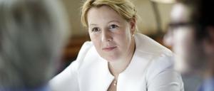 Zuhören ist ihre Stärke: Familienministerin Franziska Giffey (SPD) bei einer Gesprächsrunde im Restaurant "Aktivist" in Eisenhüttenstadt.