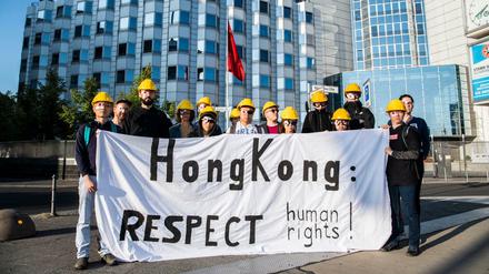 Junge Hongkonger und ihre Unterstützer demonstrieren vor der chinesischen Botschaft. 