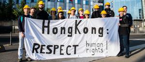 Junge Hongkonger und ihre Unterstützer demonstrieren vor der chinesischen Botschaft. 