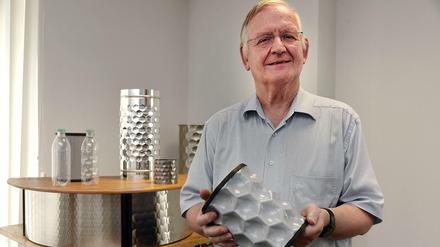 Ingenieur und Physiker Frank Mirtsch entwickelt seit 1976 speziell gewölbte Bleche. Einige findet man in Modellen von Miele-Waschmaschinen. Jetzt hat er ein neues Patent, das er Hausgeräteherstellern zeigen will.