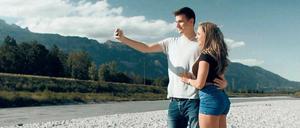 Instagramer Younes Saggara mit einem weiblichen Fan. 