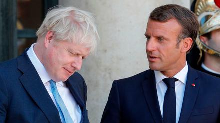 Frankreichs Präsident Emmanuel Macron (rechts) und der britische Premier Boris Johnson beim Treffen in Paris.
