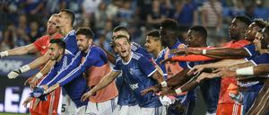 Welle für die Fans. Die Spieler von Racing Straßburg wissen, wem sie den Erfolg verdanken.