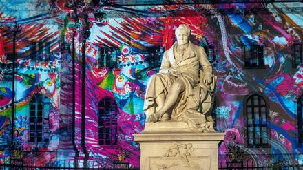 Der Berliner Bildhauer Reinhold Begas schuf das 1883 eingeweihte Marmordenkmal für Alexander von Humboldt (hier aufgenommen beim „Festival of Lights“). 