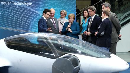 Vom Linienverkehr weit entfernt: Bundesregierung lässt sich deutsches Flugtaxi des Unternehmens Lilium erklären.