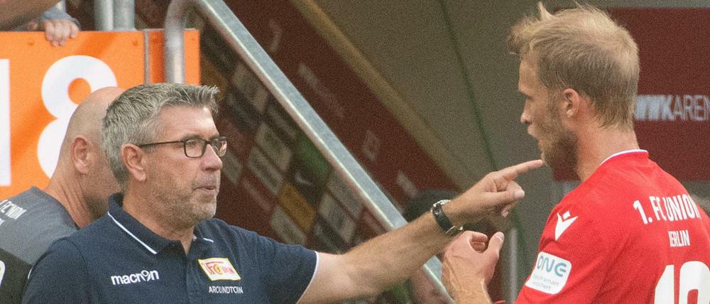 Der Trainer und sein Stürmer. Urs Fischer (l.) gibt Sebastian Andersson Anweisungen.