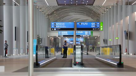 Ein Bauarbeiter steht in einem Terminal am neuen Flughafen von Istanbul. 