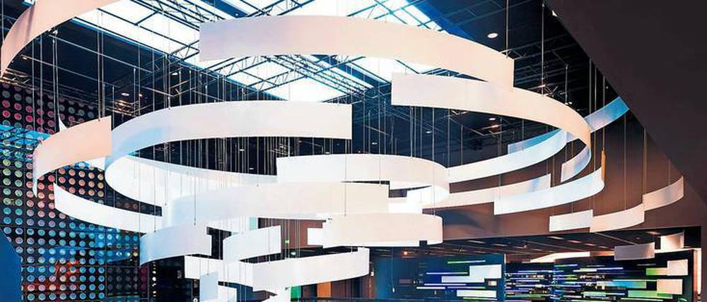 Vom raschen Wandel in der Welt kündet diese Installation im Treppenhaus. Sie stimmt die Besucher auf mögliche Zukünfte ein.