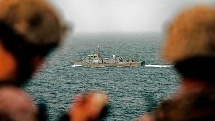 US-Soldaten beobachten iranisches Kriegssschiff in der Straße von Hormuz. 